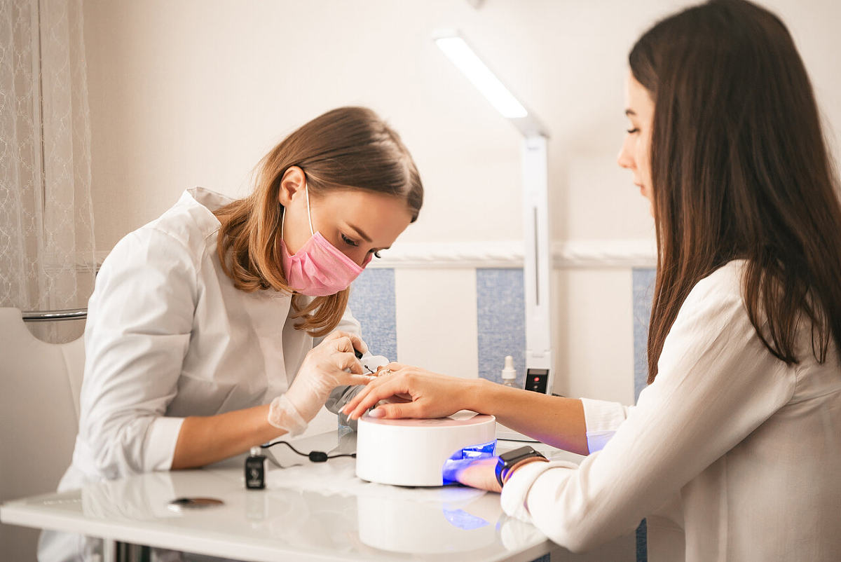 Sollten wir als Nagelliebhaber in ein Nagelstudio gehen oder zu Hause Nagelkunst machen?